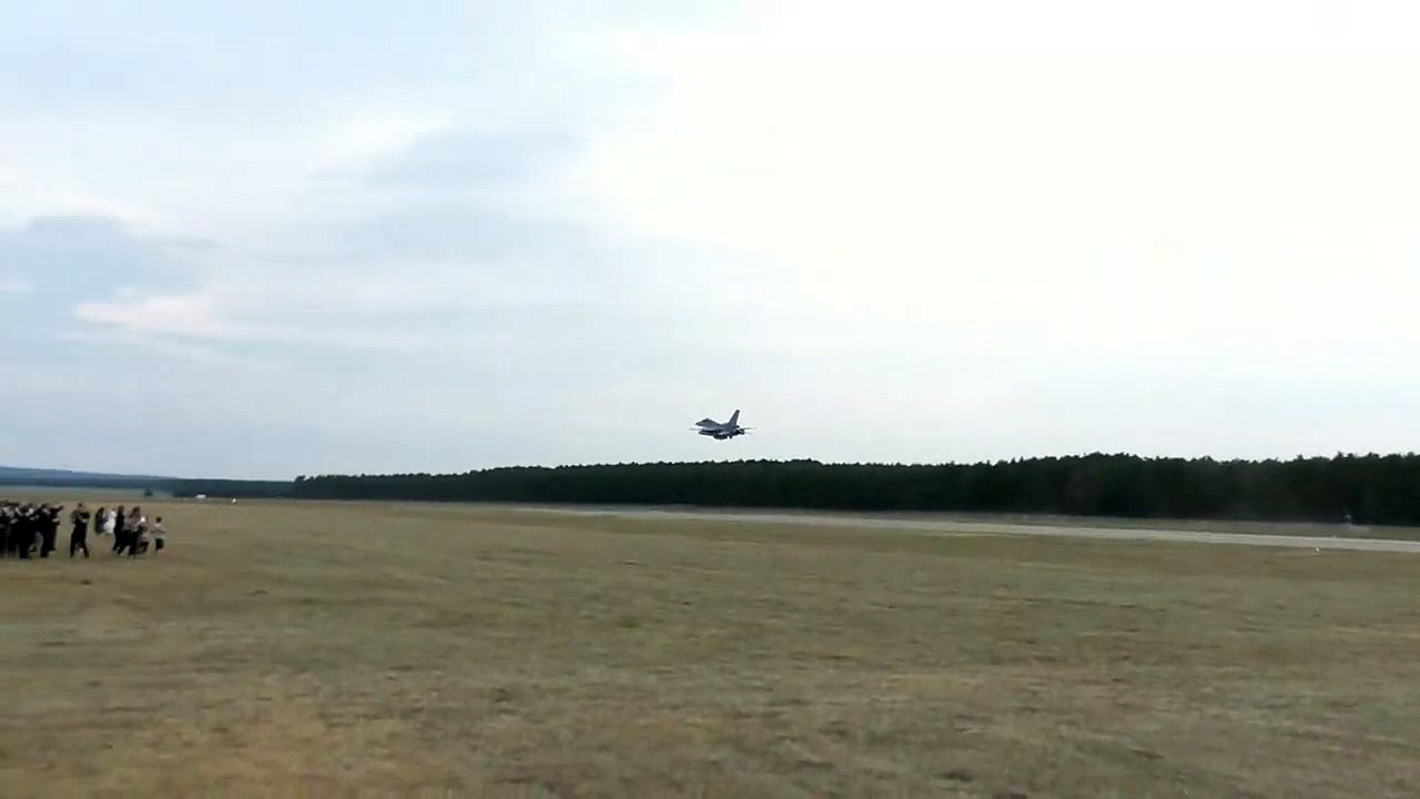 ZÁZNAM: Na Slovensku pristáli prvé dve stíhačky F-16