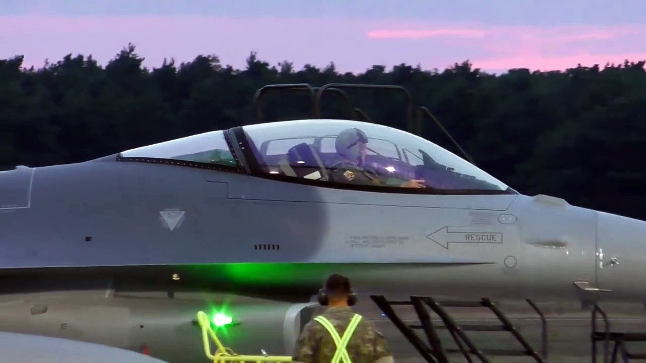 ZÁZNAM: Na Slovensku pristáli prvé dve stíhačky F-16