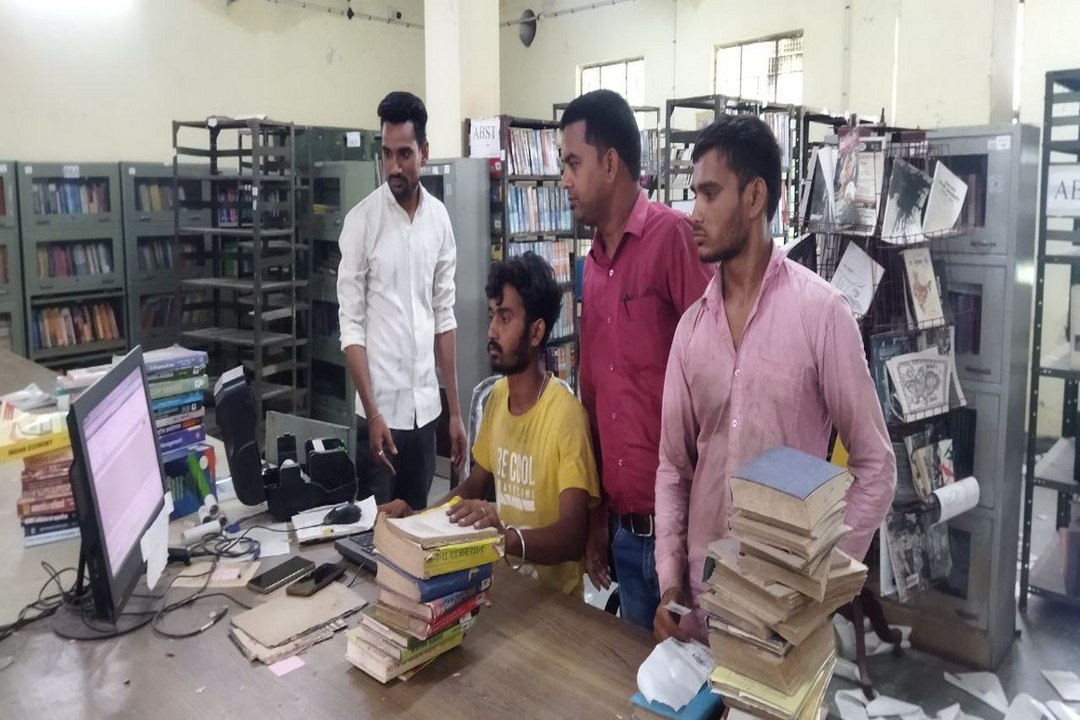कॉमर्स कॉलेज लाइब्रेरी अब हुई ऑनलाइन, बार कोड से 5 मिनट में मिलेगी बुक