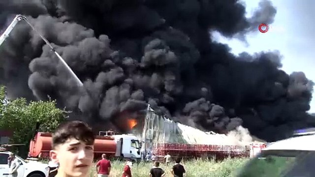Bursa'da büyük yangın... Yandaki fabrikaya da sıçradı, evler boşaltıldı