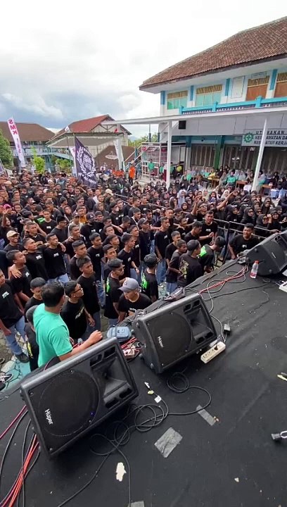 live music, the audience is really crowded