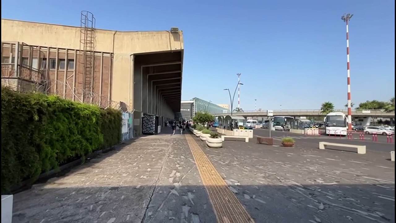 L'Etna in eruzione tra cenere e boati. Chiuso l'aeroporto di Catania