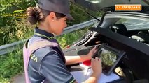 Nascondeva nel baule dell' auto 131 lingotti d'oro e 50mila euro: scatta il sequestro