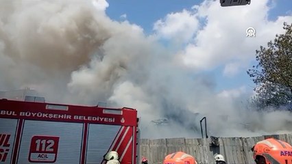 Avcılar'da hurdalık alanda yangın