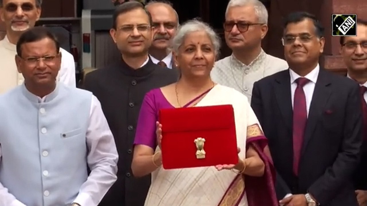 কোনও চাকরি পেলেই প্রথম মাসের মাইনে দেবে সরকার! রেকর্ড গড়ে বাজেট থেকে বিরাট ঘোষণা নির্মলার