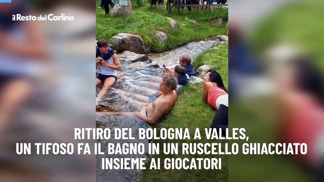 Ritiro del Bologna a Valles, un tifoso fa il bagno in un ruscello ghiacciato insieme ai giocatori