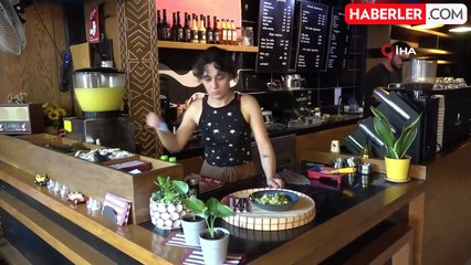 Garsonluktan biriktirdiği parayla kendi kafesini açtı