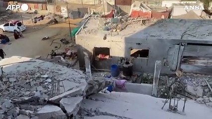 Télécharger la video: Gaza, raid israeliano su Deir el-Balah