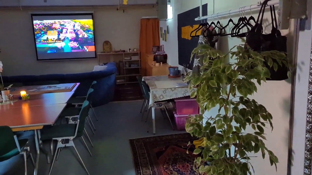 Möbilierter Hobby-Raum