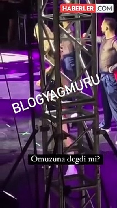 Konserde panik! Hadise ile fotoğraf çektirmek isteyen hayranı sahneye koştu