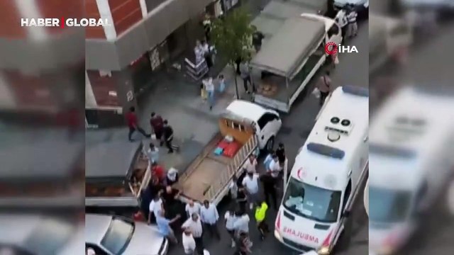 Sultangazi'de dehşet anları! Bir yumrukla kafasını feci şekilde otomobile çarptı