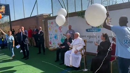 El papa visita a los niños del campamento de "Don Quijote" en el Vaticano