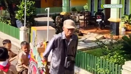 Kumpulan Anak Anak Sekolah Bantu Dorong Kakek Penjual Bakso Bikin Terharu