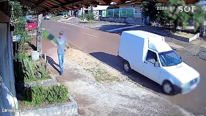 Entregador arremessa sanduicheira elétrica por cima do muro; cliente alerta falta de cuidado