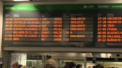 Descargar video: Incidencias en Chamartín: Renfe y Adif piden disculpas mientras Madrid señala al Gobierno