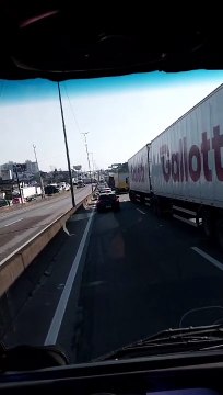 Engavetamento entre caminhões e carreta deixa BR-101, na Grande Florianópolis, interditada