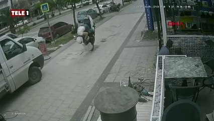 Bozuk kaldırımda parke taşına takılan motosiklet takla attı! 2 yaralı