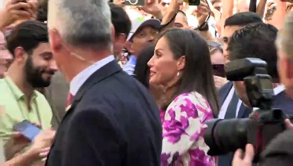 La reina Letizia se da un baño de masas en Barcelona
