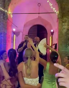 Nicolas Vaporidis canta Notte prima degli esami al suo matrimonio