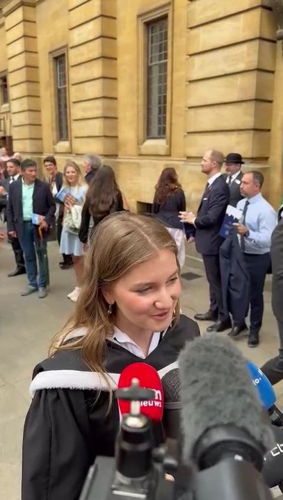La princesse Elisabeth répond aux questions de la presse lors de sa remise de diplôme à Oxford
