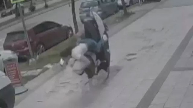 Bozuk kaldırım taşına çarpan motosiklet takla attı! Neye uğradığını şaşırdılar