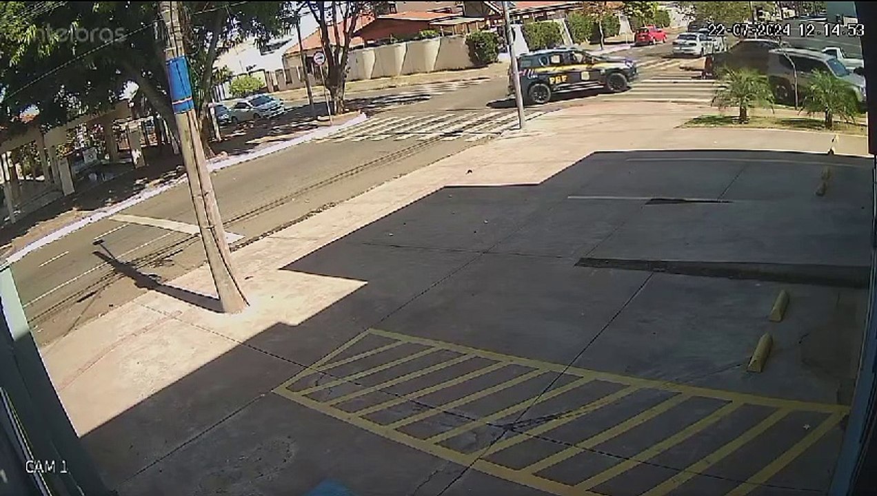 Viatura da PRF atinge Jeep durante acidente no Centro da Capital
