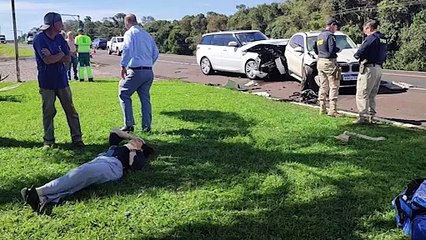 Forte colisão entre BMW e Range Rover deixa três pessoas feridas na BR-277