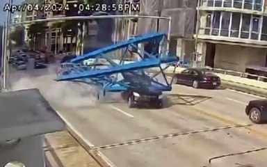 La gru precipita dal grattacielo e schiaccia le auto in strada
