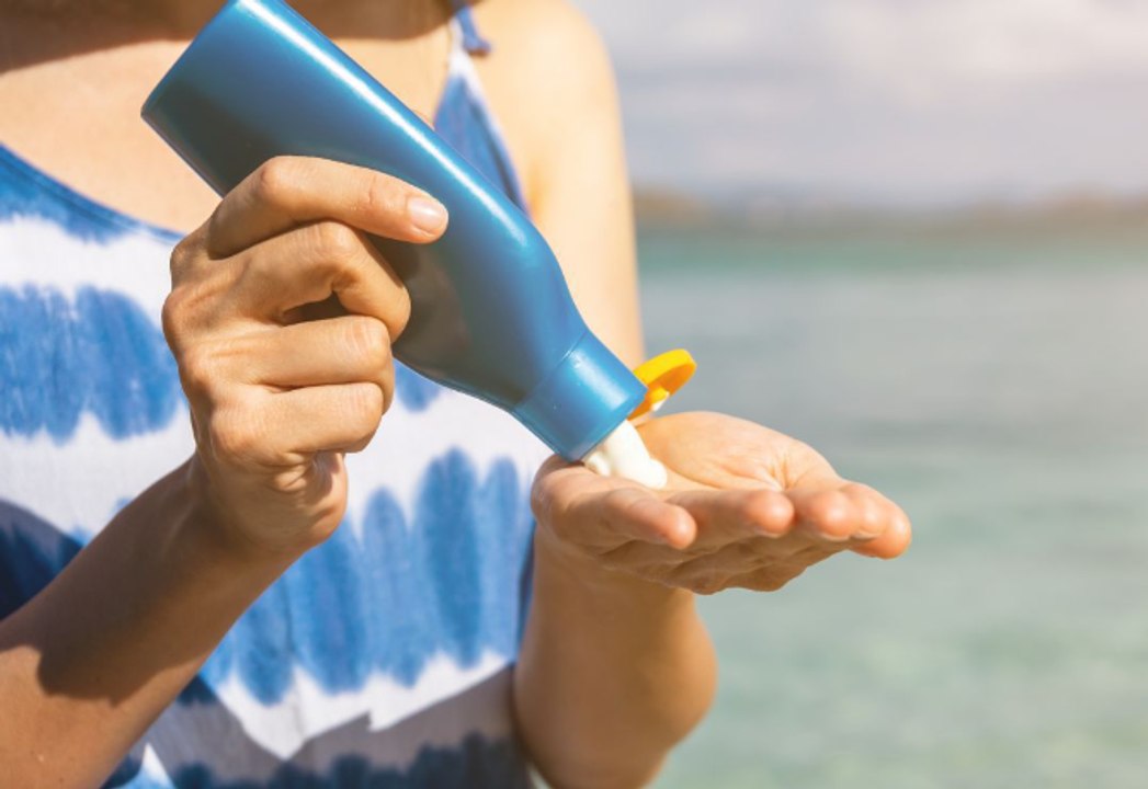 "Nos ponemos 4 veces menos crema de lo que hay que ponerse": esta es la loción de crema ideal para no quemarse según un experto
