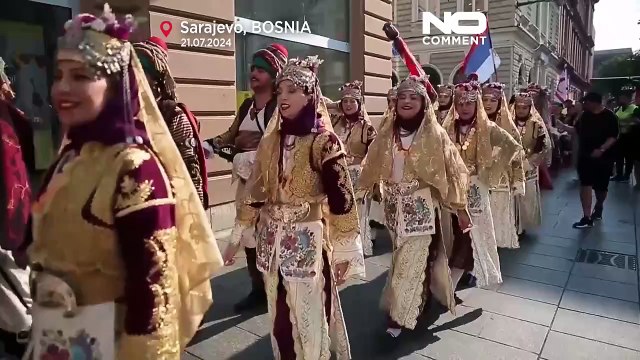500 bailarinos e músicos saem às ruas de Sarajevo para o festival folclórico