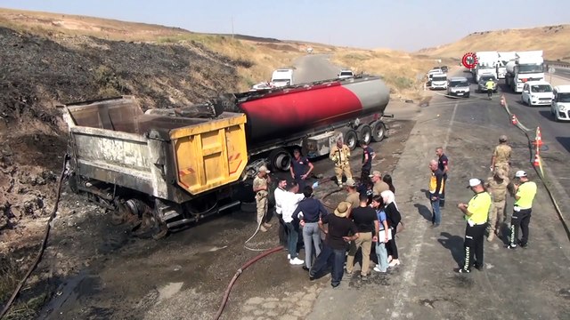 Kamyonla çarpışıp alev alan tankerin şoförü öldü; kaza kamerada