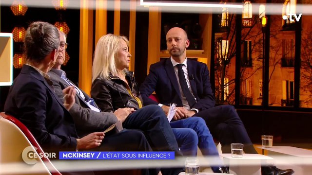 Lucie Castets, porte-parole et co-fondatrice du collectif Nos Services Publics , est désignée par le Front Populaire pour être Premier Ministre, dans l'attente de la décision du Président de la République