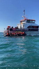 Un groupe de migrants récupéré par la Border Force, un navire des garde-côtes britanniques