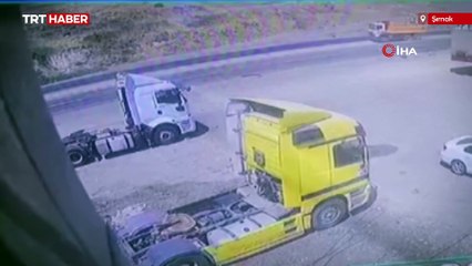 Şırnak'ta akaryakıt yüklü tır ile kamyonun çarpıştığı kaza kamerada