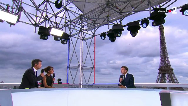 Emmanuel Macron annonce au 20h de France 2 qu'il ne nommera pas de nouveau gouvernement avant la fin des JO. Jusqu'à la mi-août, on doit être concentré sur les Jeux, et à partir de là, ce sera de ma responsabilité de nommer un Premier ministre .