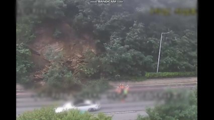 수도권제1순환고속도로 산본IC 인근 토사 유출 / YTN