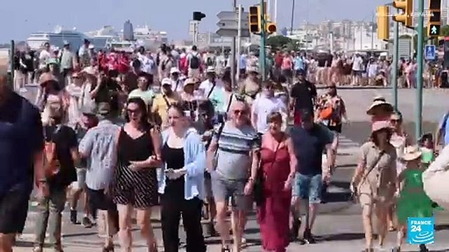 España: alto precio de la vivienda por el turismo masivo obliga a locales a vivir en caravanas