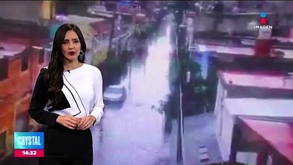 VIDEO: Joven cae al intentar desafiar la inundación