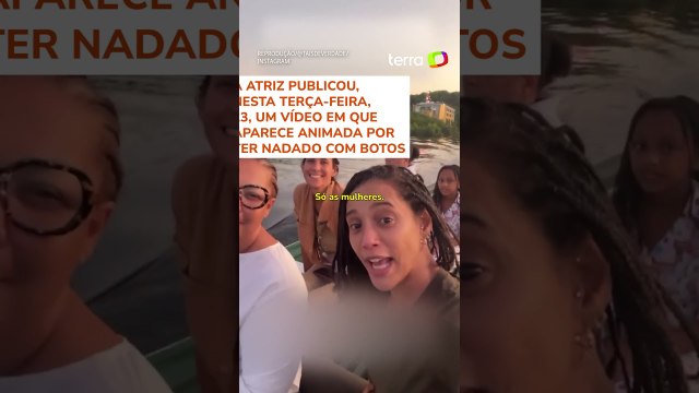 Taís Araújo nada com botos no Rio Amazonas durante passeio turístico