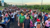 Centenas de migrantes marcham no México em busca de autorizações para chegar aos EUA