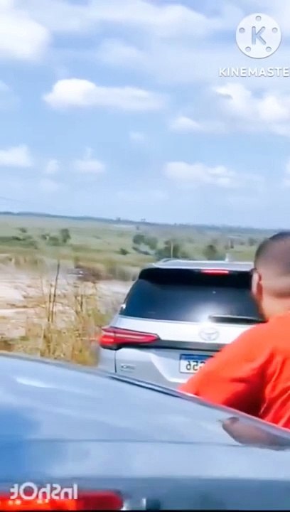 کبھی یہ واقعہ دیکھنے سے پہلے اتنا دور رہیں جتنا ہوسکے ۔۔ ایک پٹرول ٹینکر کو اگ لگی  تھی لوگ مزے سے نزدیک گاڑی کھڑی کر کے ویڈیو بنا رہے ہیں  ۔۔آگے دیکھو کیا ہوا