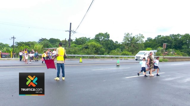 tn7-Vecinos-de-Guápiles-arriesgan-sus-vidas-para-poder-cruzar-Ruta-32-por-falta-de-puente-230724