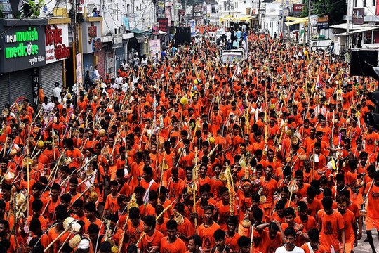 Kanwar yatra 2024 : श्रवण कुमार की तरह बेटे और बहू ने कंधे पर बैठकर कराई बुजुर्ग मां को कांवड़ यात्रा, वीडियो वायरल