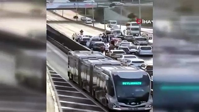 İstanbul'da 10 aracın karıştığı zincirleme kaza: Yaralılar var
