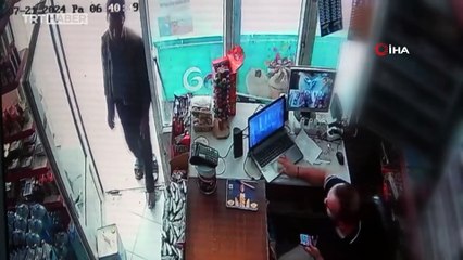 Market çamur olmasın diye terliğini çıkarıp içeri girdi