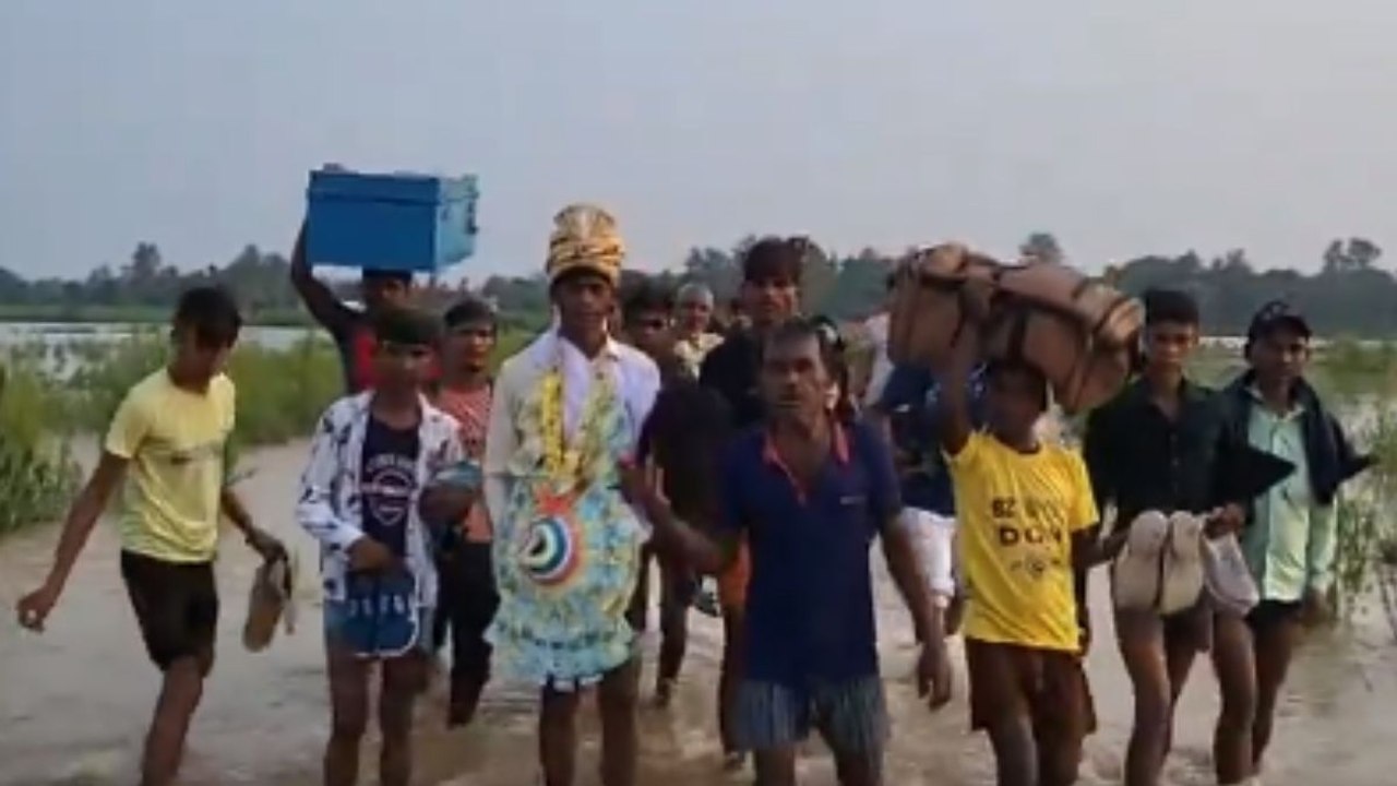 Video Viral: अनोखी बारात का वीडियो वायरल, बिना पैंट के दुल्हन लेने पहुंचा दुल्हा