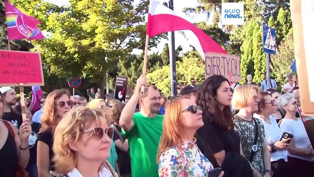 Polonia, manifestanti in piazza a Varsavia in difesa del diritto all'aborto