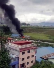 Avião despenha-se no Nepal