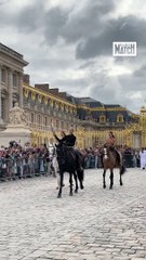 Salma Hayek et Patrick Bruel complices sur le relais de la flamme olympique à Versailles