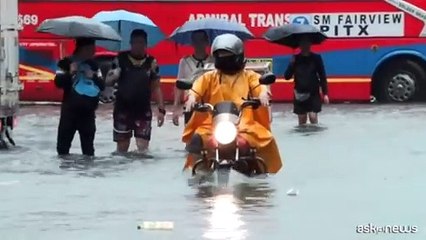 下载视频: Il violento tifone Gaemi colpisce le Filippine, Manila allagata